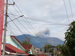 Marapi Batuk Lagi! Kolom Abu 250 Meter Terlihat di Atas Puncak