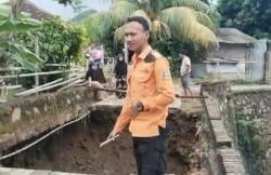 Jembatan di Pulo Ampel Amblas Usai Hujan Deras, Warga Terpaksa Putar Balik Jauh