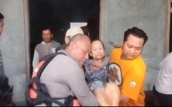Ratusan Rumah di Grobogan Terendam, Petugas Gendong Lansia ke Tempat Aman