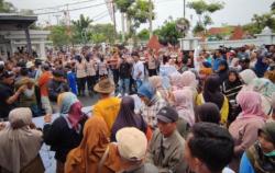 Tuntut Kepala Desa Mundur, Ratusan Masyarakat Majakerta Geruduk Kantor Bupati Indramayu