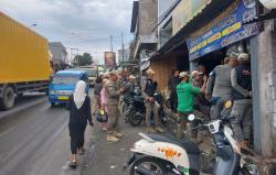 Satpol PP Cianjur Tertibkan Pasar Tumpah di Gekbrong