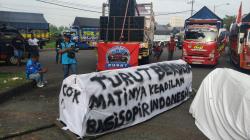 Ratusan Sopir Truk di Surabaya Tolak Kebijakan Zero ODOL, Bawa Keranda sebagai Simbol Protes