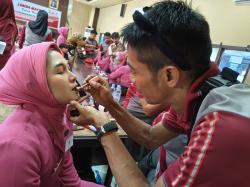 Polisi Juga Bisa Romantis, dari Pegang Senjata hingga Kuas Make Up