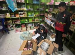 Gerebek Toko di Benjeng,  Polres Gresik  Sita Puluhan Botol Miras dan Rokok Tanpa Cukai