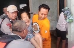 Banjir Grobogan Rendam 110 Rumah, Petugas Evakuasi Lansia dari Luapan Sungai Renggong