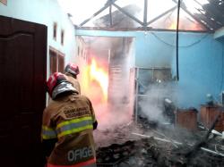 Kebakaran di Sukosewu Bojonegoro Rumah dan Toko Dilalap Api, Ini Penyebabnya