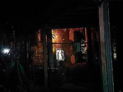Korsleting Listrik di Palangka Raya, Tiang Listrik dan Rumah Kosong Nyaris Terbakar