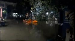 Banjir di Desa Tanggirejo Belum Surut Warga Berjaga di Malam Hari, Petugas Kerahkan 6 Mesin Pompa