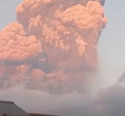 Erupsi Gunung Lewotobi: Tiga Bandara Lumpuh, Rute Internasional Ikut Tersendat