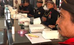 Berpakaian Serba Hitam, Danyang Mojopahit Bakar Dupa di Gedung DPRD Mojokerto, Ada Apa