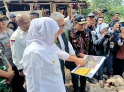 Gubernur Jatim Tinjau Pembangunan Bronjong Sungai, Alirannya Sempat Bikin Ambruk Gedung SD