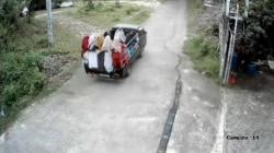 Gagal Menanjak, Puluhan Penumpang Terlempar Dari Pick Up Bak Terbuka