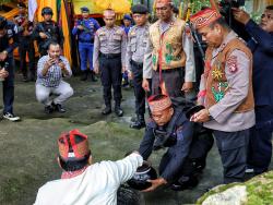 Jelang HUT Bhayangkara ke-79, Polda Kalteng Gelar Tradisi Pengambilan Air Suci di Bukit Batu