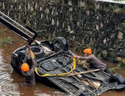 Ditsamapta Polda Kalteng Evakuasi Honda Mobilio yang Terjun ke Sungai di Palangka Raya