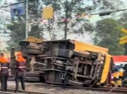 KRL Hantam Truk di Rel! Jalur Tangerang–Duri Terganggu, Sejumlah Perjalanan Dibatalkan
