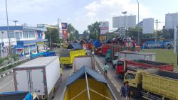 Ratusan Sopir Truk Blokir Exit Tol Gandulan Pemalang, Tuntut Operasional ODOL Tetap Diizinkan