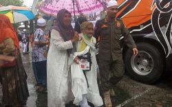 Kedatangan Ratusan Jamaah Haji Reguler Disambut oleh Pemerintah Daerah Meski Diguyur Hujan