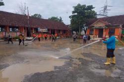 Polisi, Guru, Siswa, BPBD Grobogan Gotong Royong Bersihkan SDN Tanggirejo Yang Terdampak Banjir