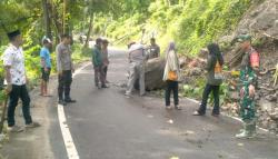Tanah Longsor Tutup Separuh Jalan di Sinjai, Material Batu Besar Dievakuasi
