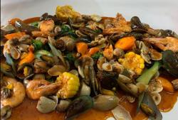 Nikmati Sensasi Seafood Tumpah di Warung Celup Seafood , Kuliner Laut Favorit di Bandung