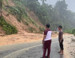 Longsor Tutup Jalan Poros Mamuju Tengah–Pasangkayu, Polisi Alihkan Arus Demi Keselamatan Warga