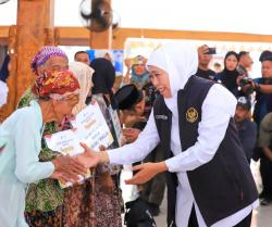 Tekan Kemiskinan dan Dorong Ekonomi Warga Probolinggo, Gubernur Khofifah Salurkan Rp10,2 Miliar
