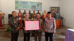 Bupati Ayu Asalasiyah Serahkan Bantuan Gabah ke Lumbung Pangan Masyarakat Kampung Pagar Iman