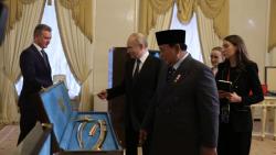 Pertemuan Bilateral,Prabowo-Putin Tukar Cendera Mata: Patung Garuda,Keris Bali hingga Pedang Perwira