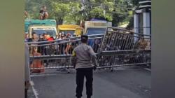 Demonstrasi Sopir Truk di Subang Robohkan Pagar Kantor Pemkab, Ini Tuntutan Massa Aksi