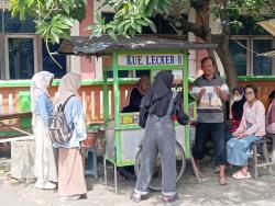 Kue Leker Rp 500, Kuwalahan Melayani Pembeli