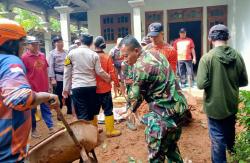 Longsor Kembali Landa Trenggalek, Personil Gabungan Sigap Berikan Pertolongan