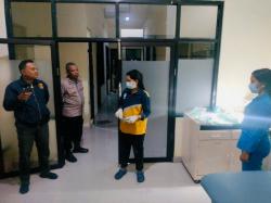 Miris! Bayi Perempuan Ditinggalkan di Kursi Warung, Polisi Buru Orang Tua Kandung