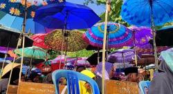Unik! Siswa SD di Pangandaran Tampilkan Seni di Bawah Ratusan Payung