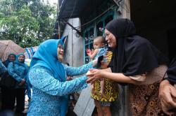 PKK Gowa Salurkan Bantuan Pangan untuk Warga Miskin Ekstrem dan Anak Stunting di Somba Opu