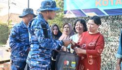 TNI AU Peduli, Lanud Husein Sastranegara Bagikan Ratusan Paket Sembako