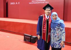 Putra Gubernur Jatim Lulus Pascasarjana Universitas Top Dunia, Ini Kata Khofifah