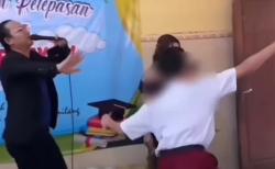 Gak Mau Kalah dari Kuwu Casmari Cirebon, Bocah Berseragam SD Ini Nyawer Biduan Aksinya Viral