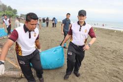 Peringati Hari Bhayangkara Ke 79, Polres Pidie Jaya Gelar Aksi Pilah Sampah di Pantai Meureudu