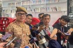 Wamendagri Beri Tanda Khusus 10 Kepala Daerah Peserta Retret dengan Pita Merah dan Kuning, Apa Itu?