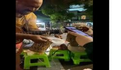 Ikut Modernisasi, Pengamen Ini Terima Uang Pakai QRIS bukan Uang Receh