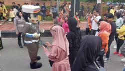 Badut Polisi Curi Perhatian di CFD Gowa, Kampanye Berlalu Lintas Makin Seru