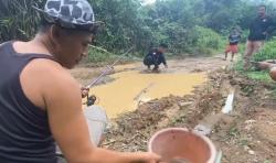 20 Tahun Jalan Rusak Tak Diperbaiki, Warga Cimarga Protes dengan Mancing di Kubangan!