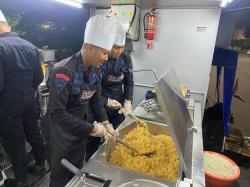 Mencicipi Nasi Goreng Racikan Brimob Polda Jateng di CFD Semarang