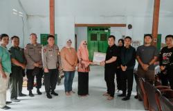 Dapat Bansos Polisi, Begini Kisah Guru SD Mengajar di Pelosok Hutan Jombang