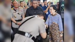 Momen Langka Kapolri Hormat dan Cium Tangan Megawati di Ultah Istri Jenderal Hoegeng