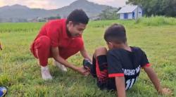 Jauh dari Gemerlap Stadion, Evan Dimas Kini Melatih SSB di Pelosok Desa Tulungagung