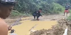 Aksi Protes Warga Desa Jayasari Pancing Ikan di Jalan Berlubang, Tuntut Perbaikan Segera!