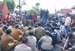 Ratusan Masyarakat Desa Eretan Wetan Lakukan Aksi Depan DPRD Indramayu, Tuntut Solusi Banjir Rob