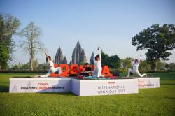 International Yoga Day 2025, Ratusan Peserta Gelar Yoga Bersama di Candi Prambanan