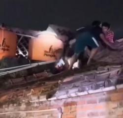 Heboh! Pelaku Pencabulan Bocah Laki-laki di Cikarang Lari ke Atas Genting saat Diuber Massa